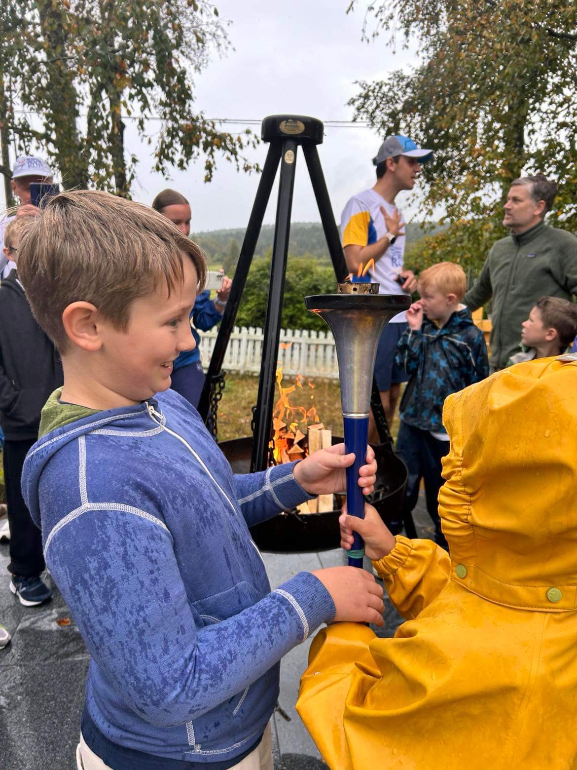 et barn som bruker en hårføner