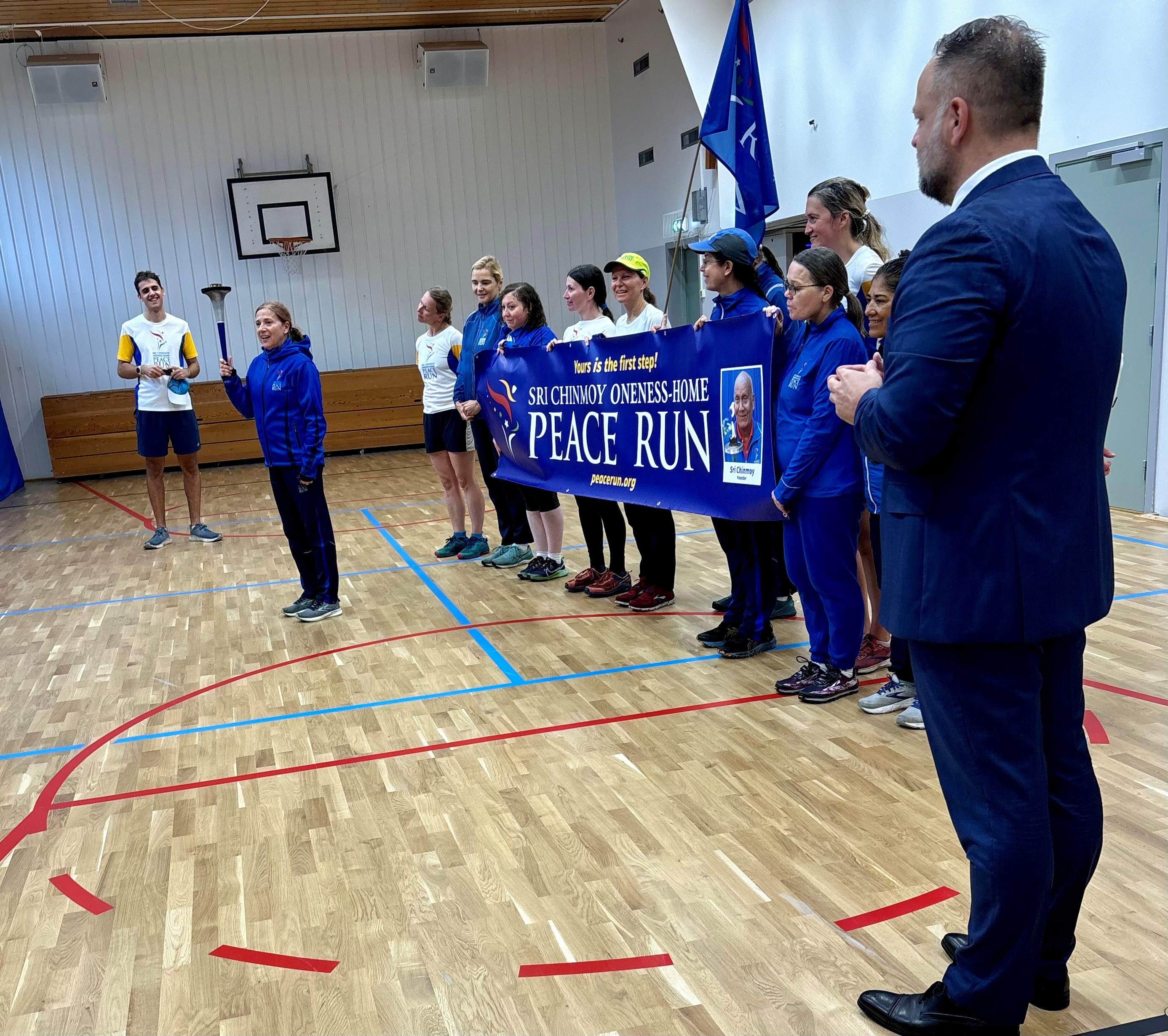 en gruppe mennesker som holder et skilt