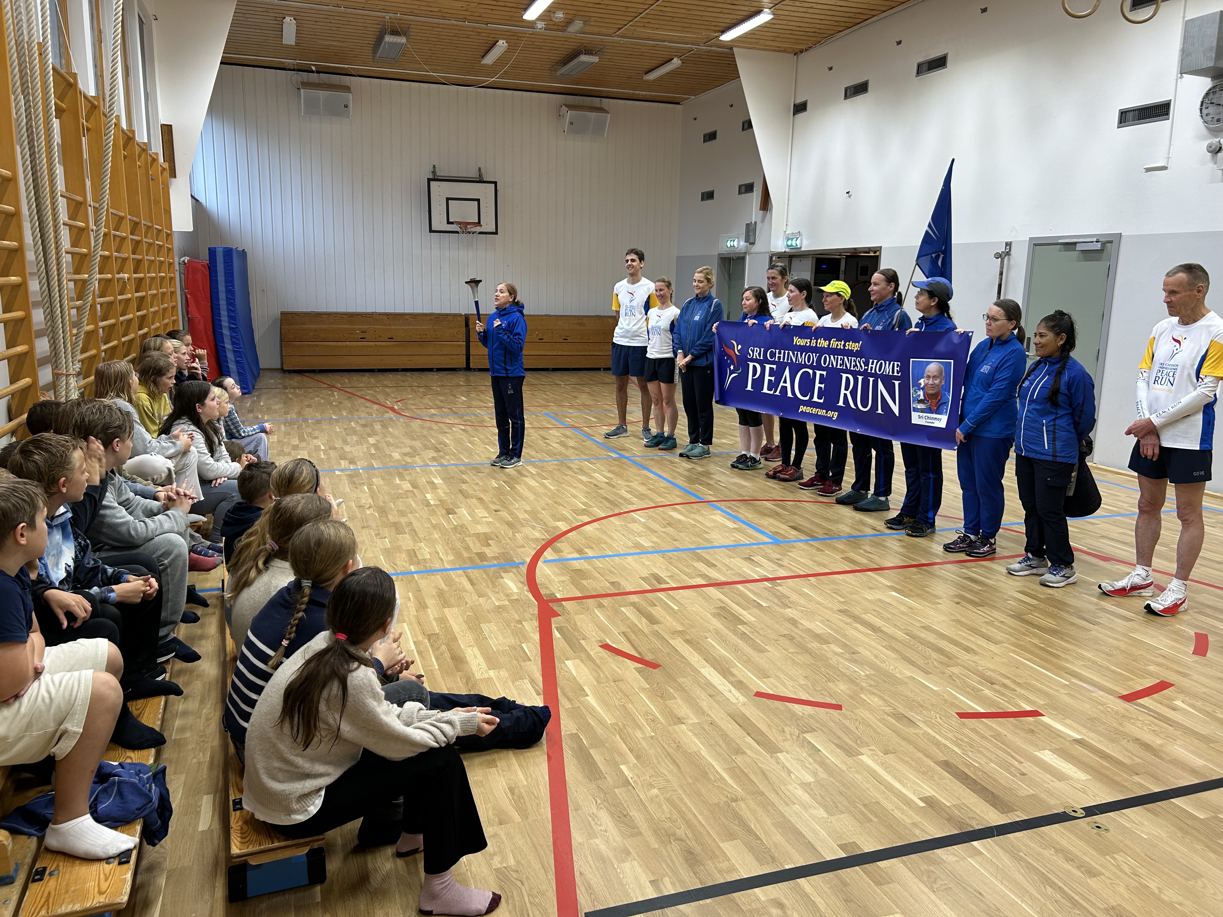 en gruppe personer i et rom