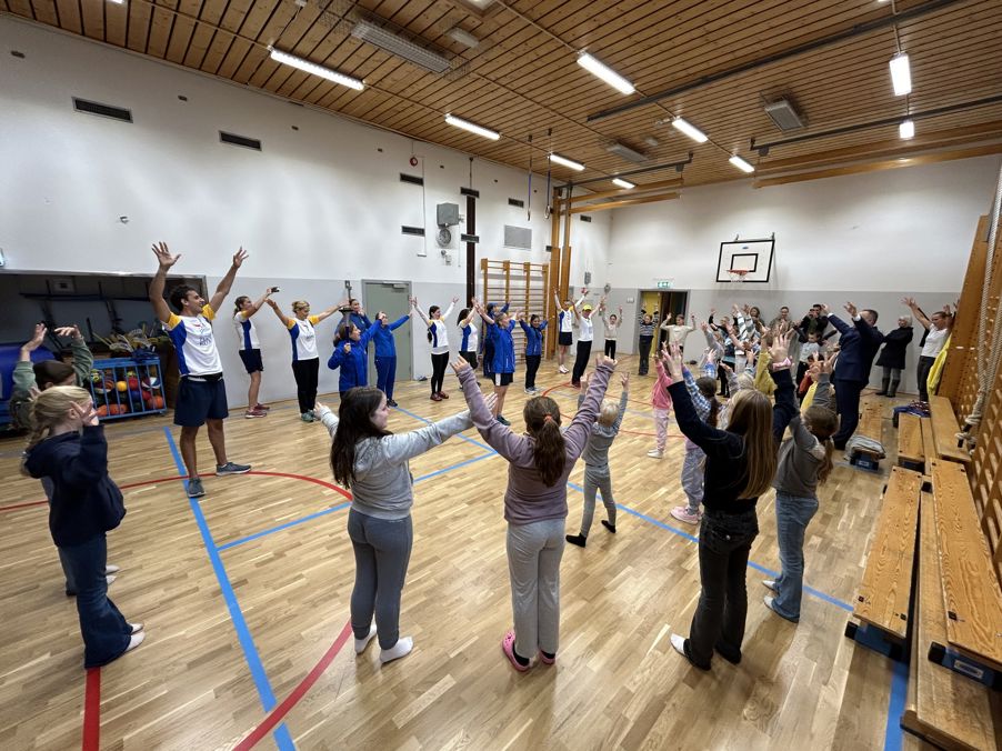 en gruppe mennesker som trener i et treningsstudio