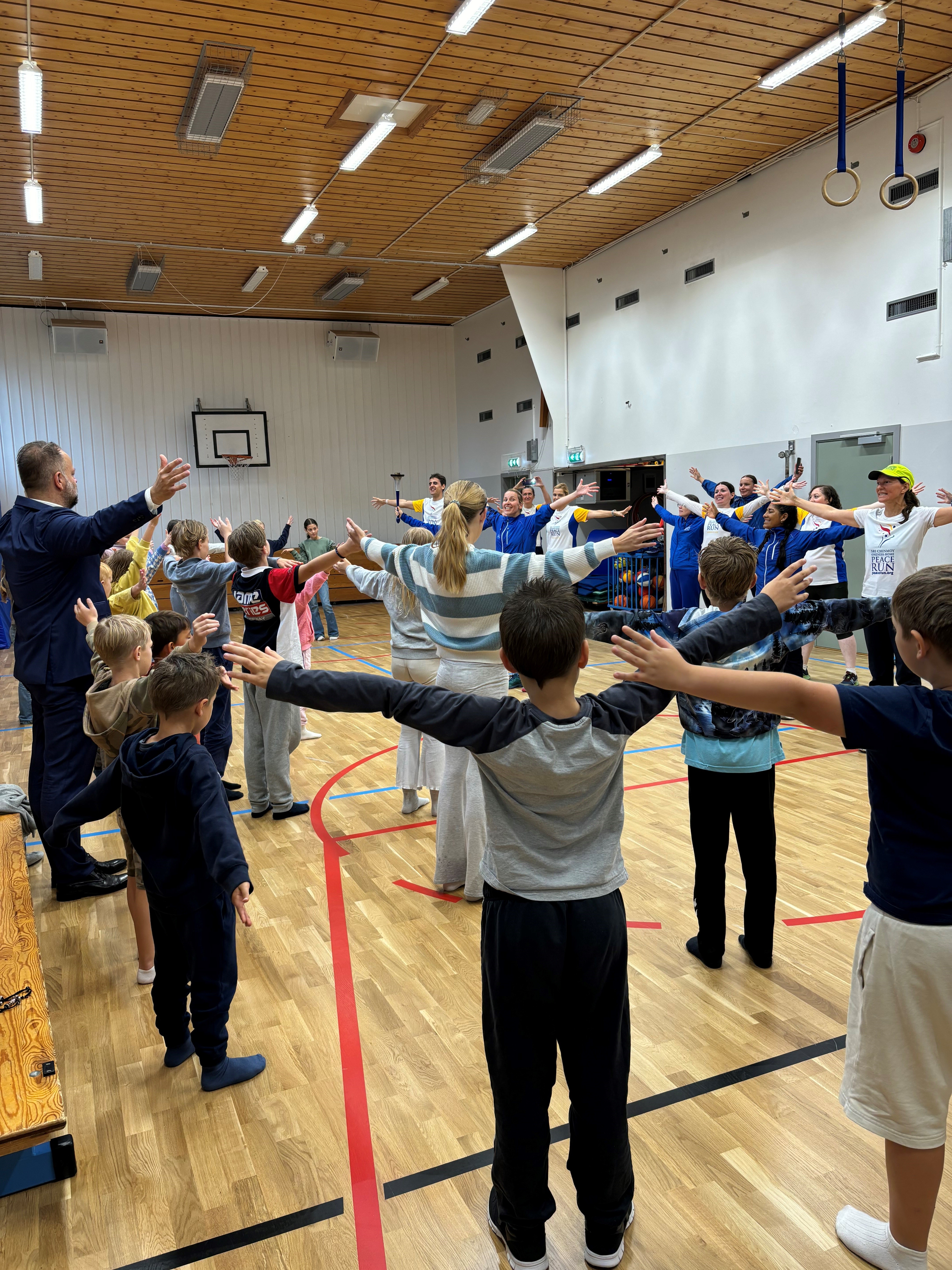 en gruppe personer i et rom