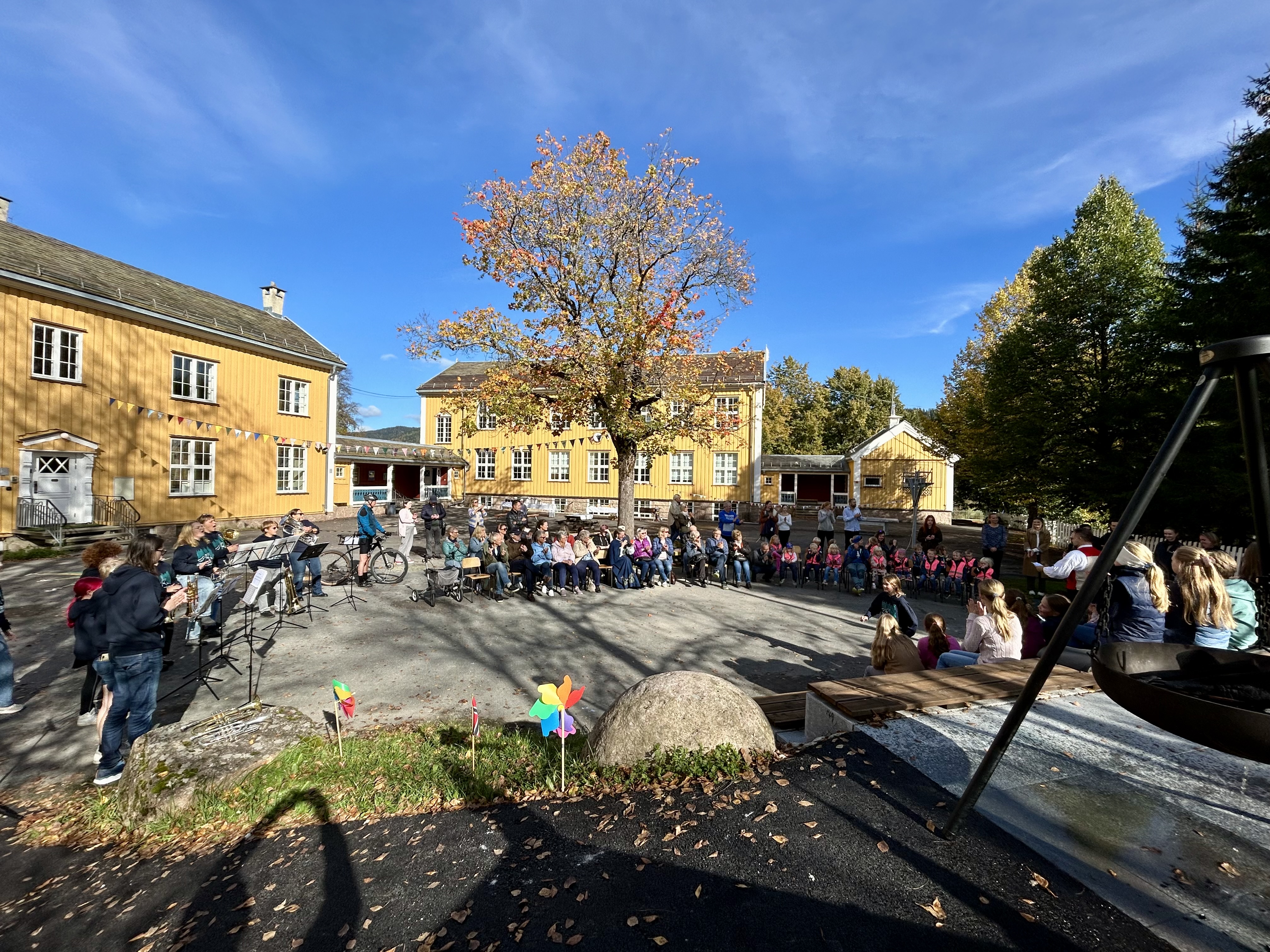 en gruppe mennesker i en park