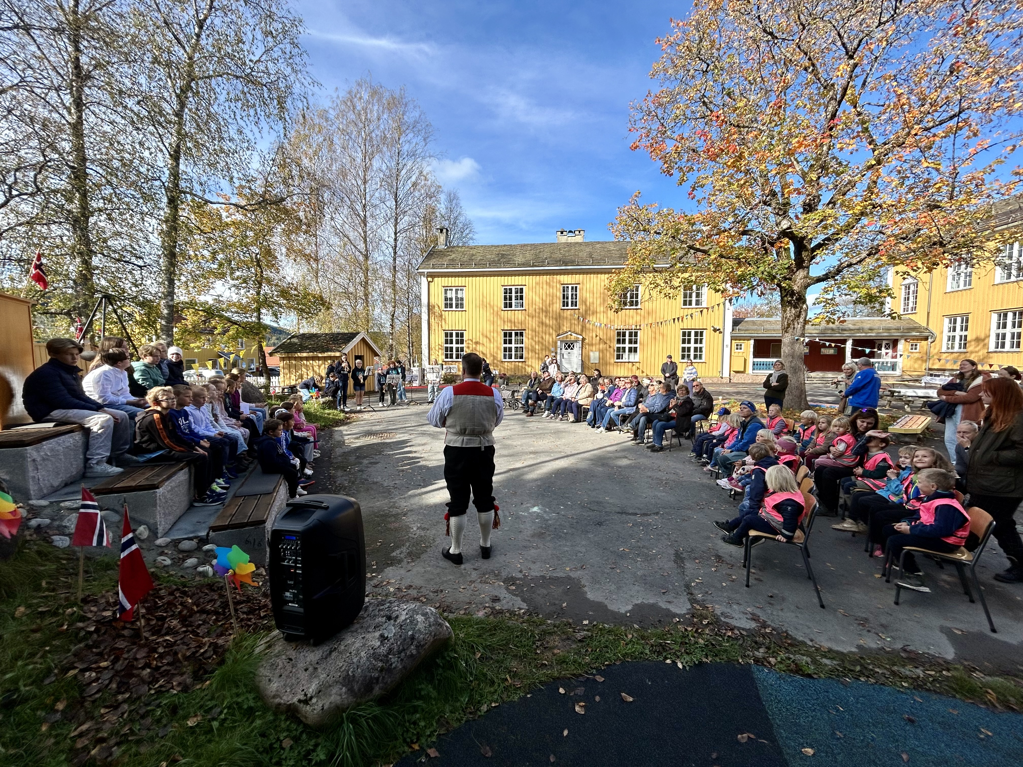 en person som går i en park