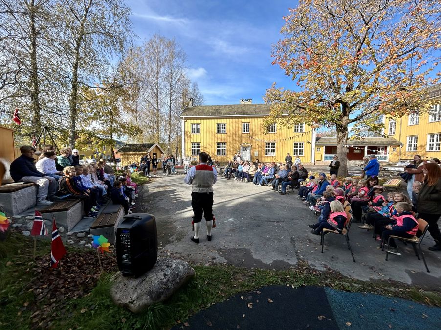 en person som går i en park en person som går i en park
