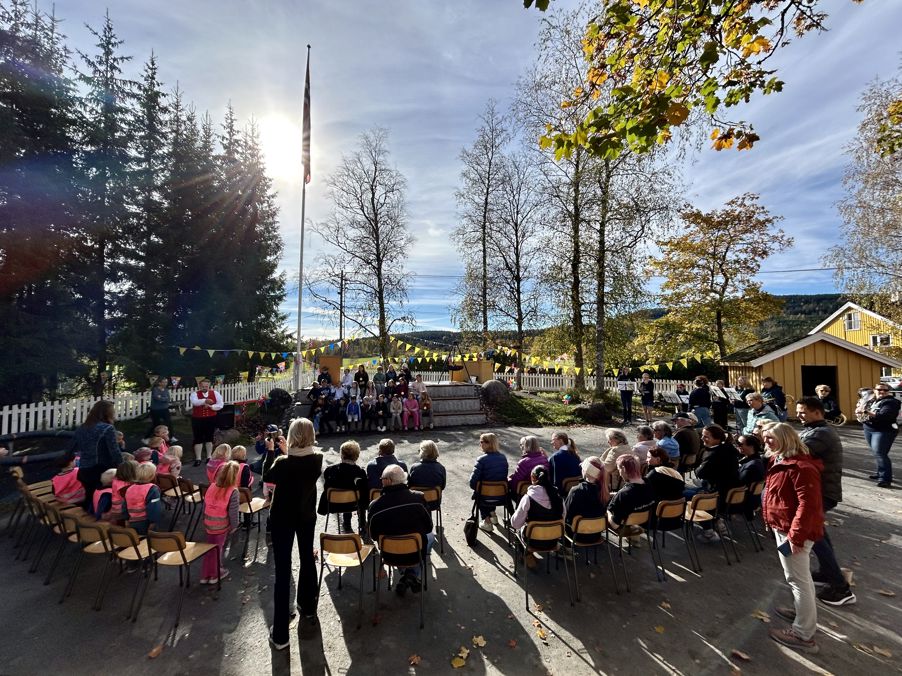 en gruppe mennesker som sitter i stoler utenfor en gruppe mennesker som sitter i stoler utenfor