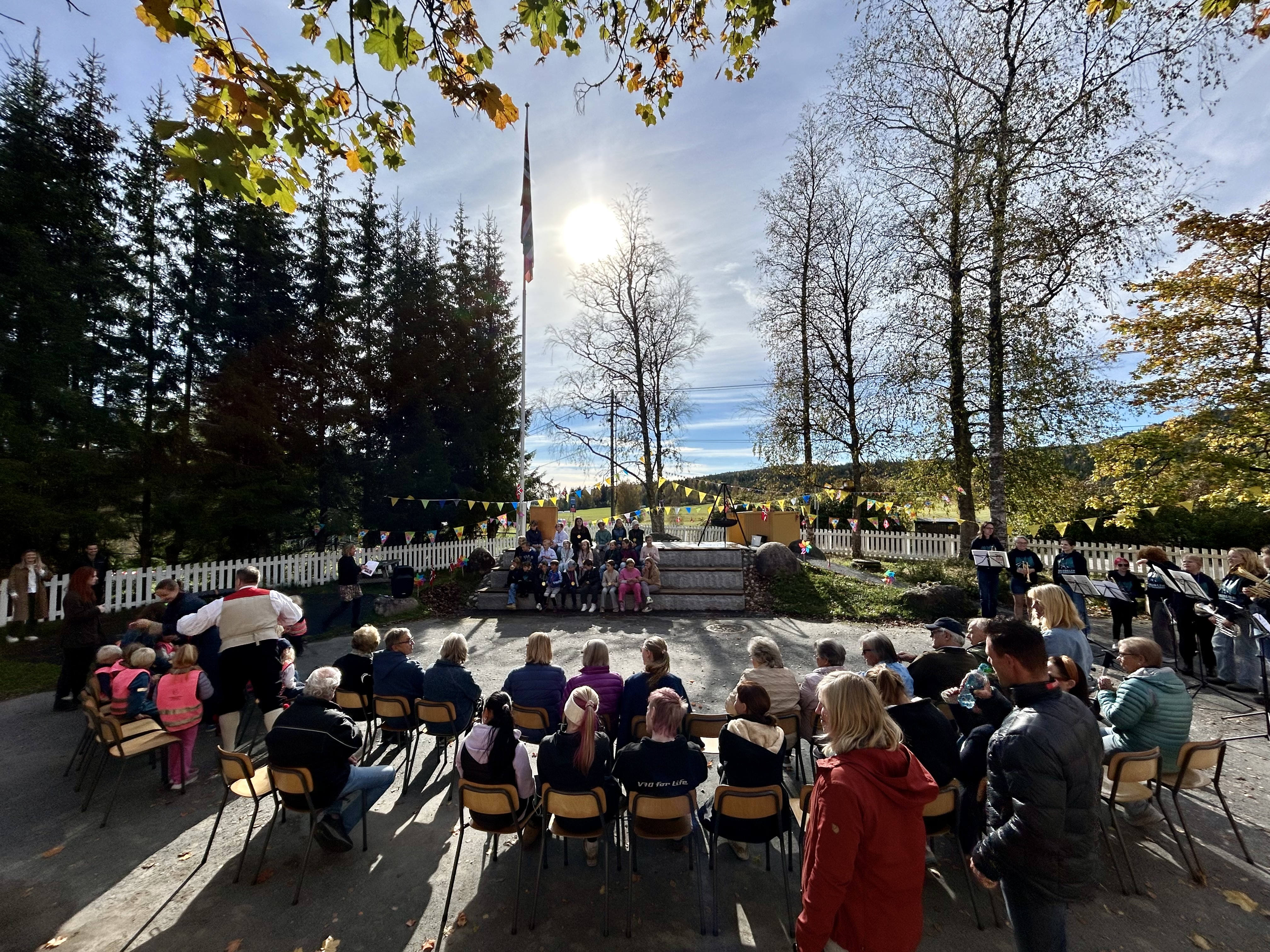 en gruppe mennesker som sitter i stoler