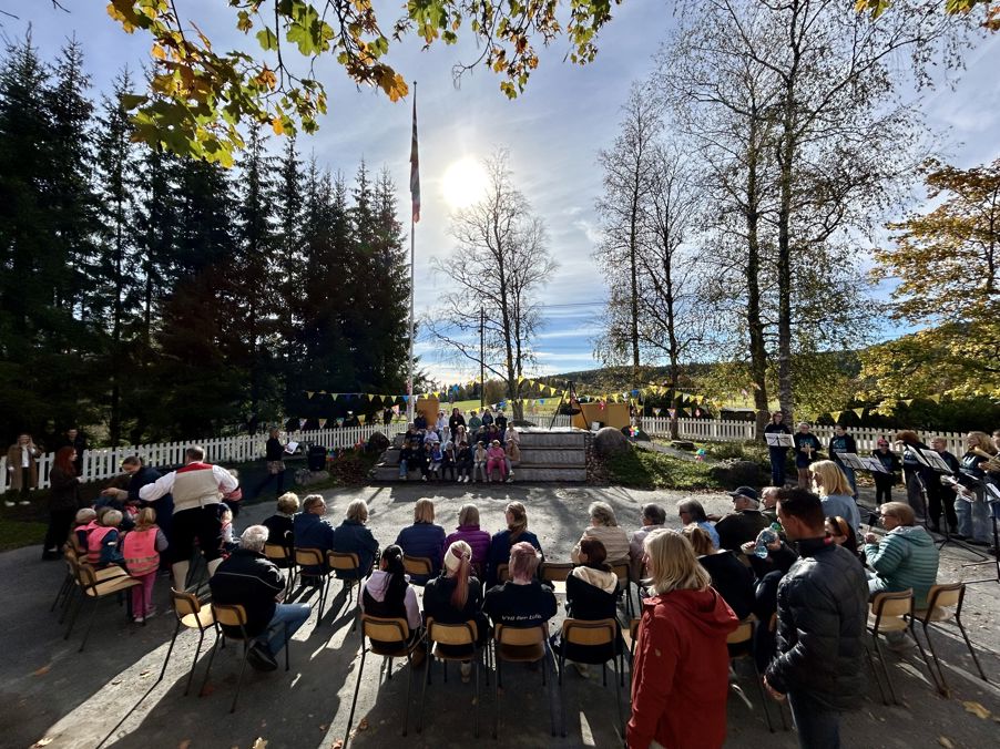 en gruppe mennesker som sitter i stoler en gruppe mennesker som sitter i stoler