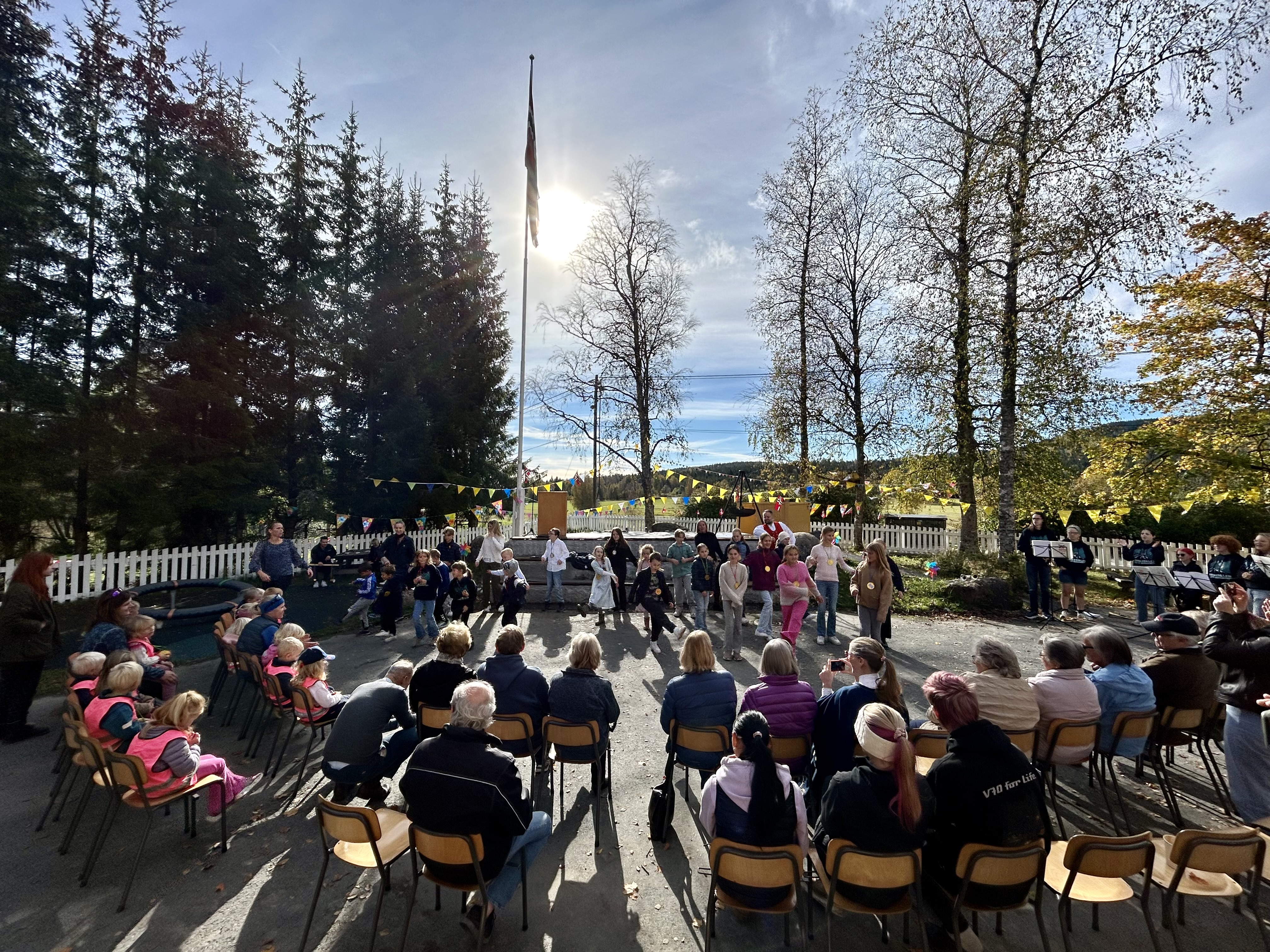 en gruppe mennesker som sitter i stoler