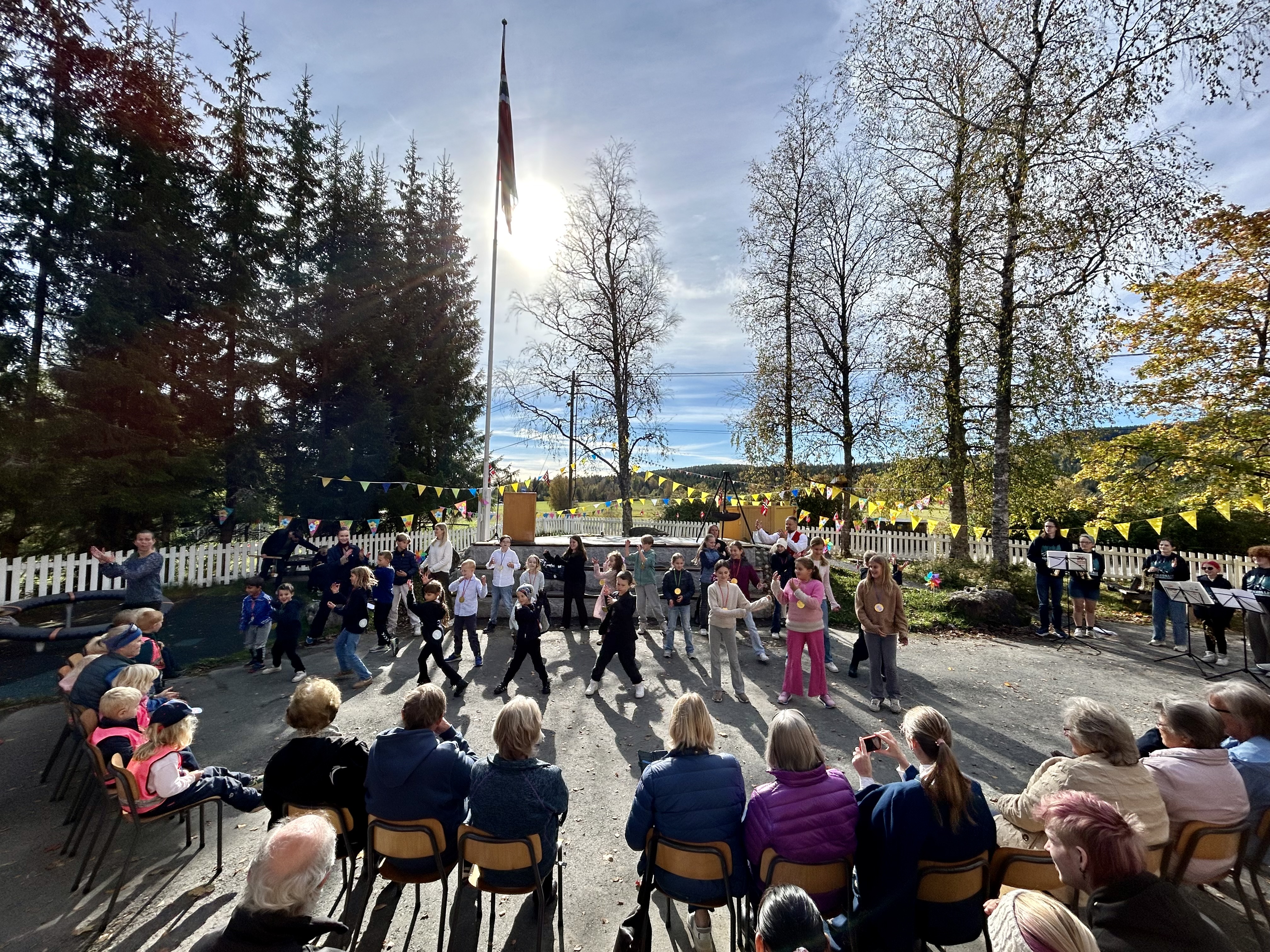 en gruppe mennesker som ser på en gruppe mennesker som spiller instrumenter