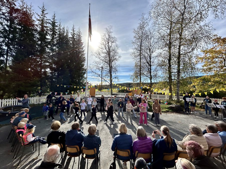 en gruppe mennesker som ser på en gruppe mennesker som spiller instrumenter en gruppe mennesker som ser på en gruppe mennesker som spiller instrumenter