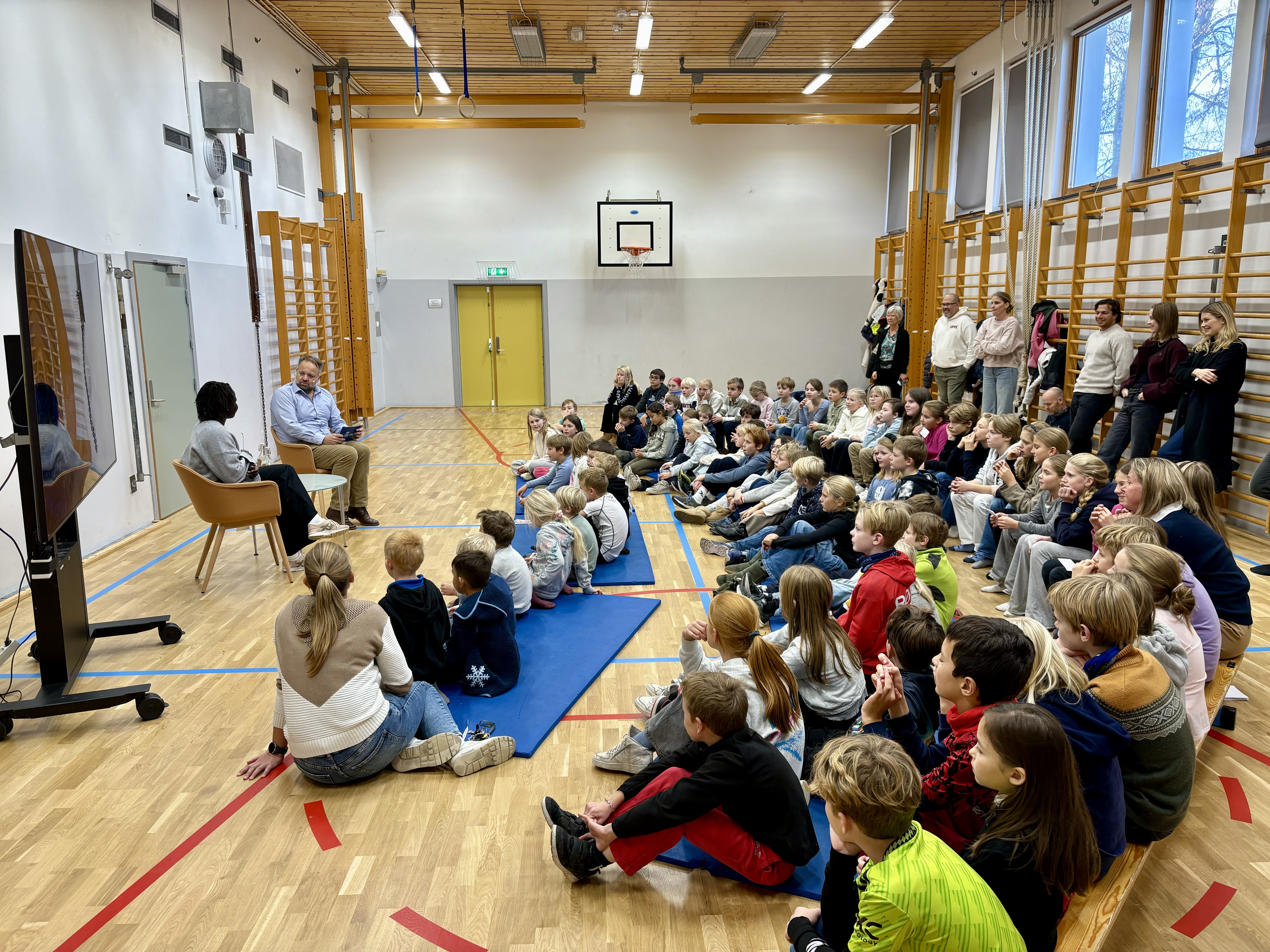 en gruppe mennesker som sitter i et rom