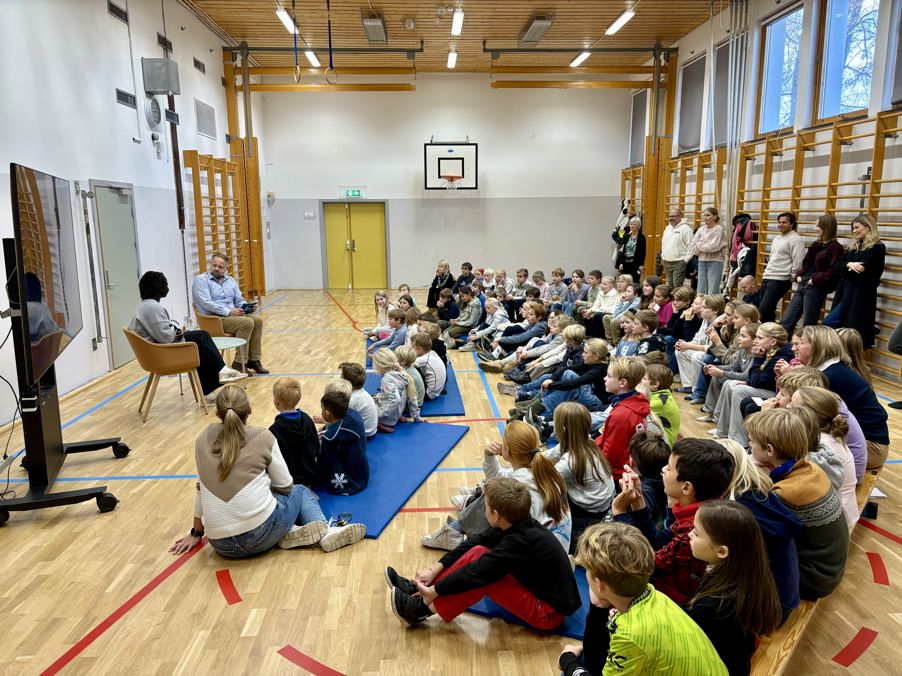 en gruppe mennesker som sitter i et rom en gruppe mennesker som sitter i et rom