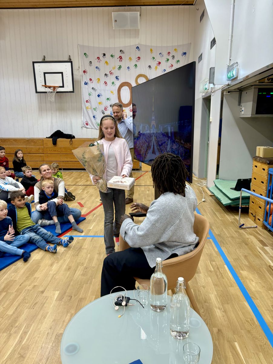 en gruppe personer i et rom en gruppe personer i et rom