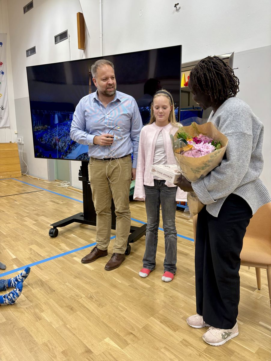 en person og en person som holder en kurv med blomster en person og en person som holder en kurv med blomster