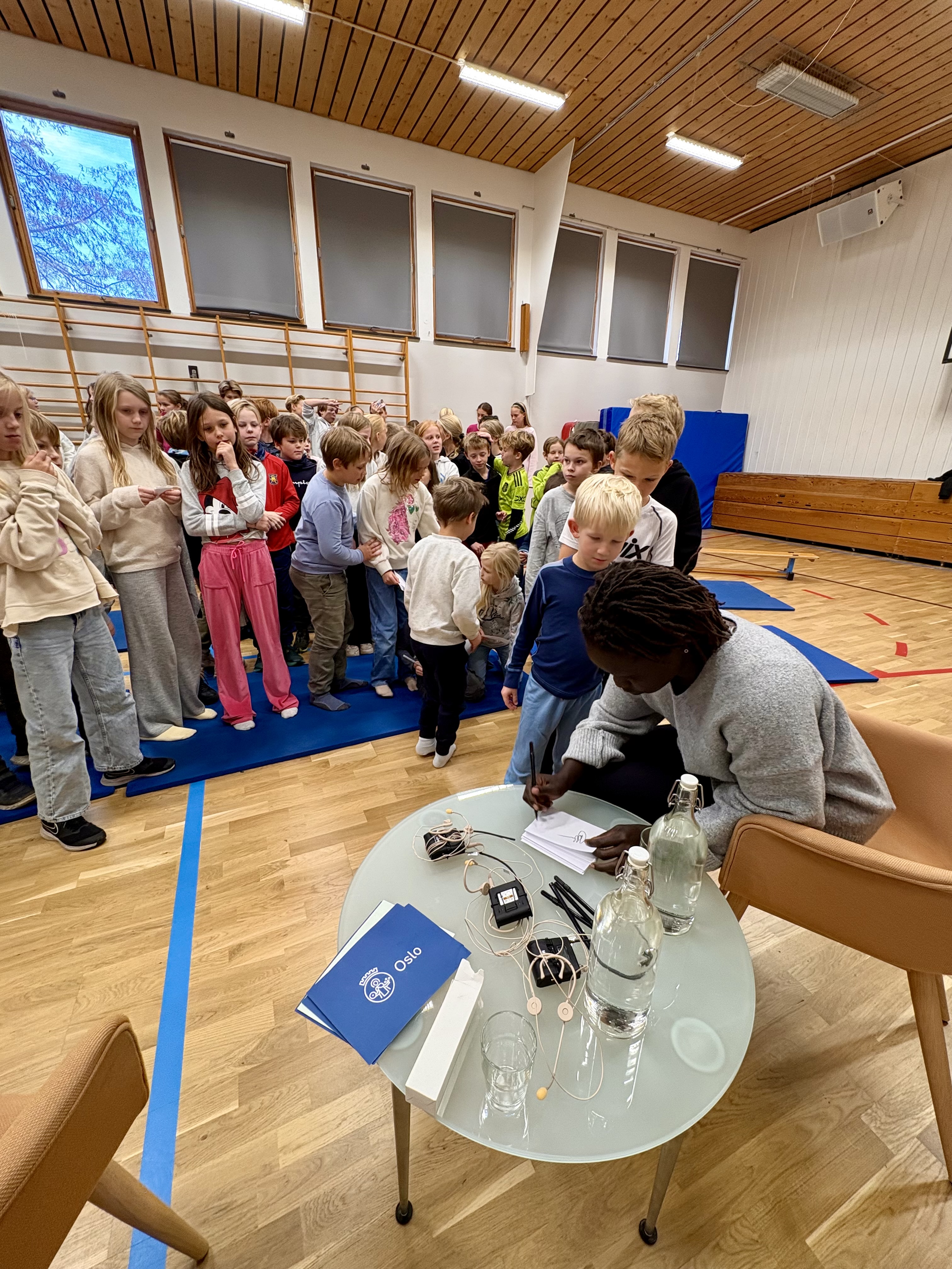 En gruppe mennesker i et klasserom