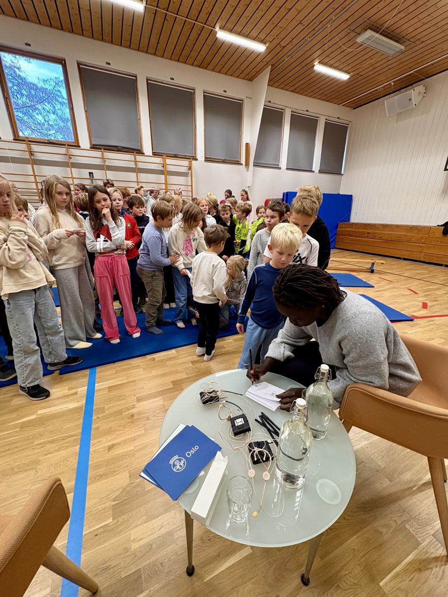 En gruppe mennesker i et klasserom En gruppe mennesker i et klasserom