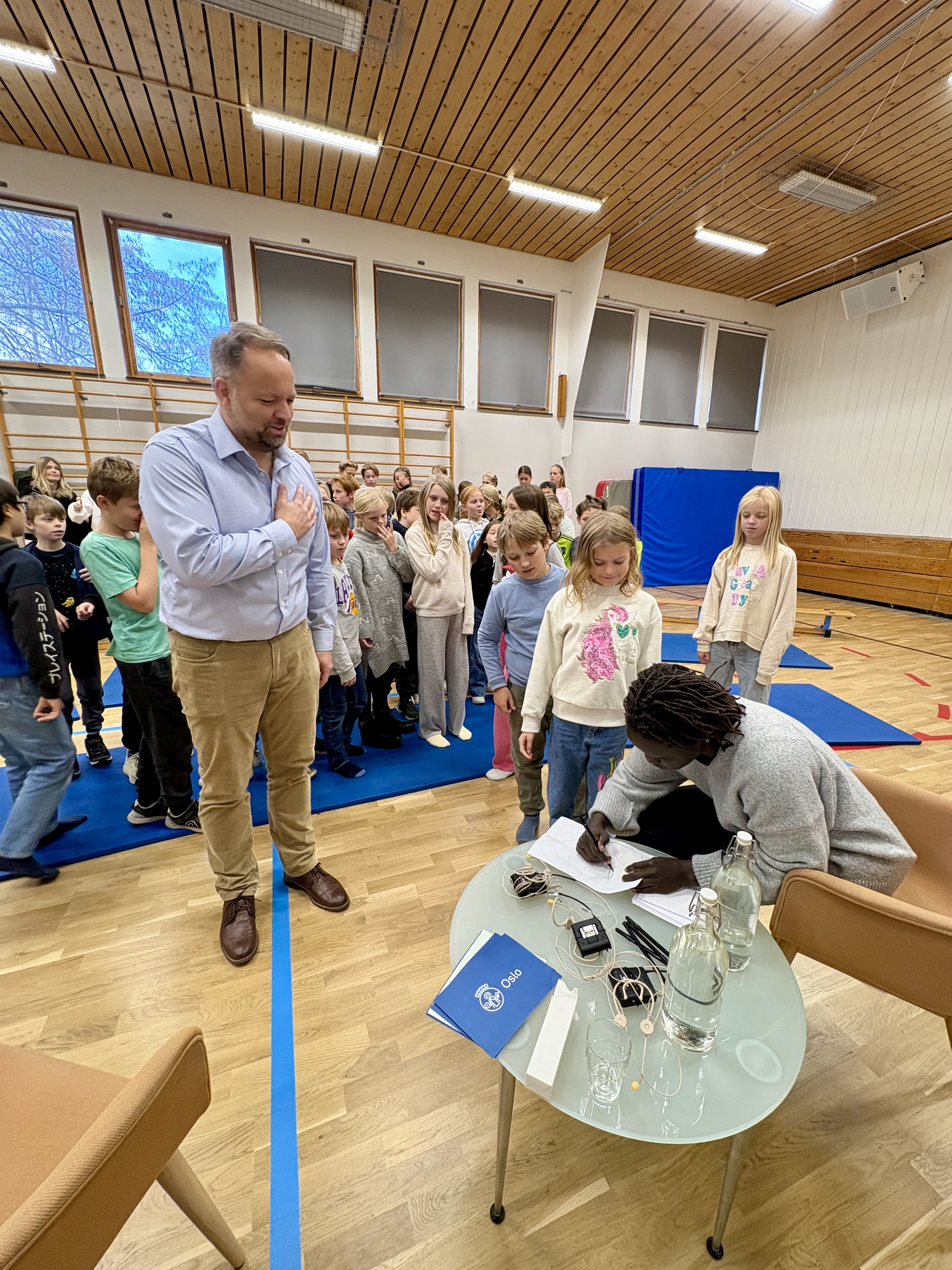 en gruppe personer i et rom