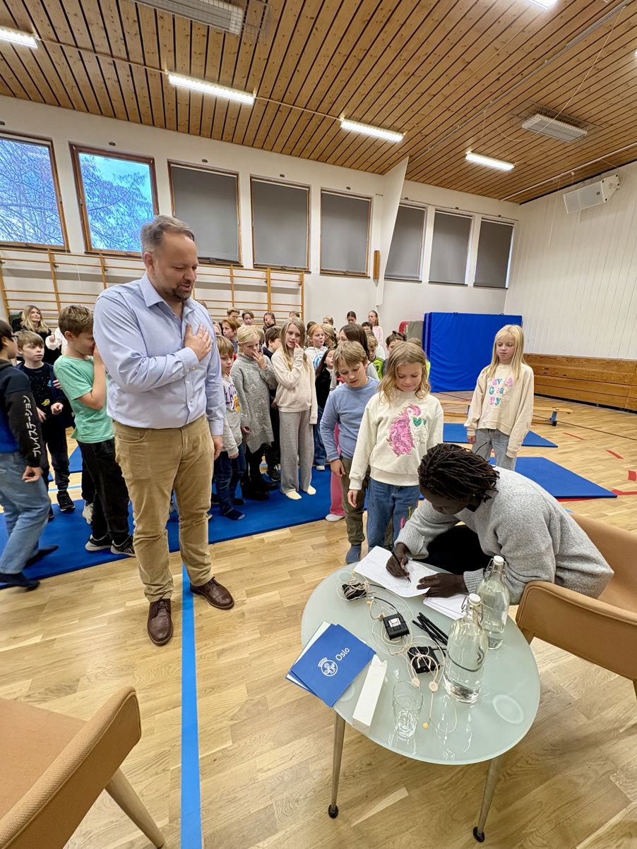 en gruppe personer i et rom en gruppe personer i et rom