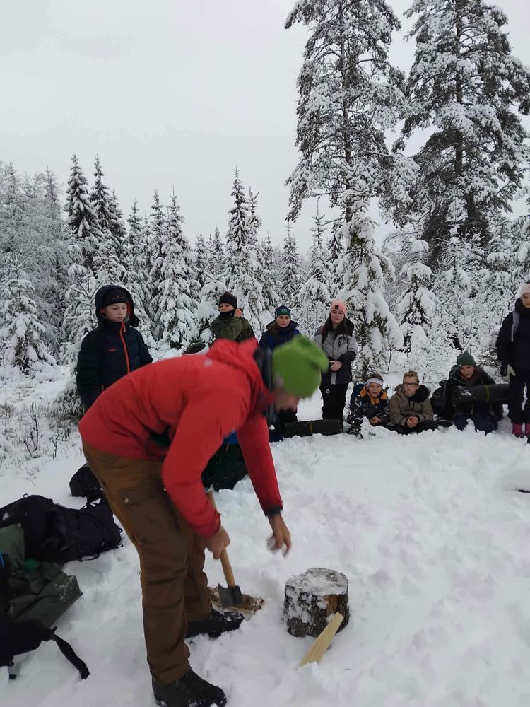 En gruppe mennesker i snøen