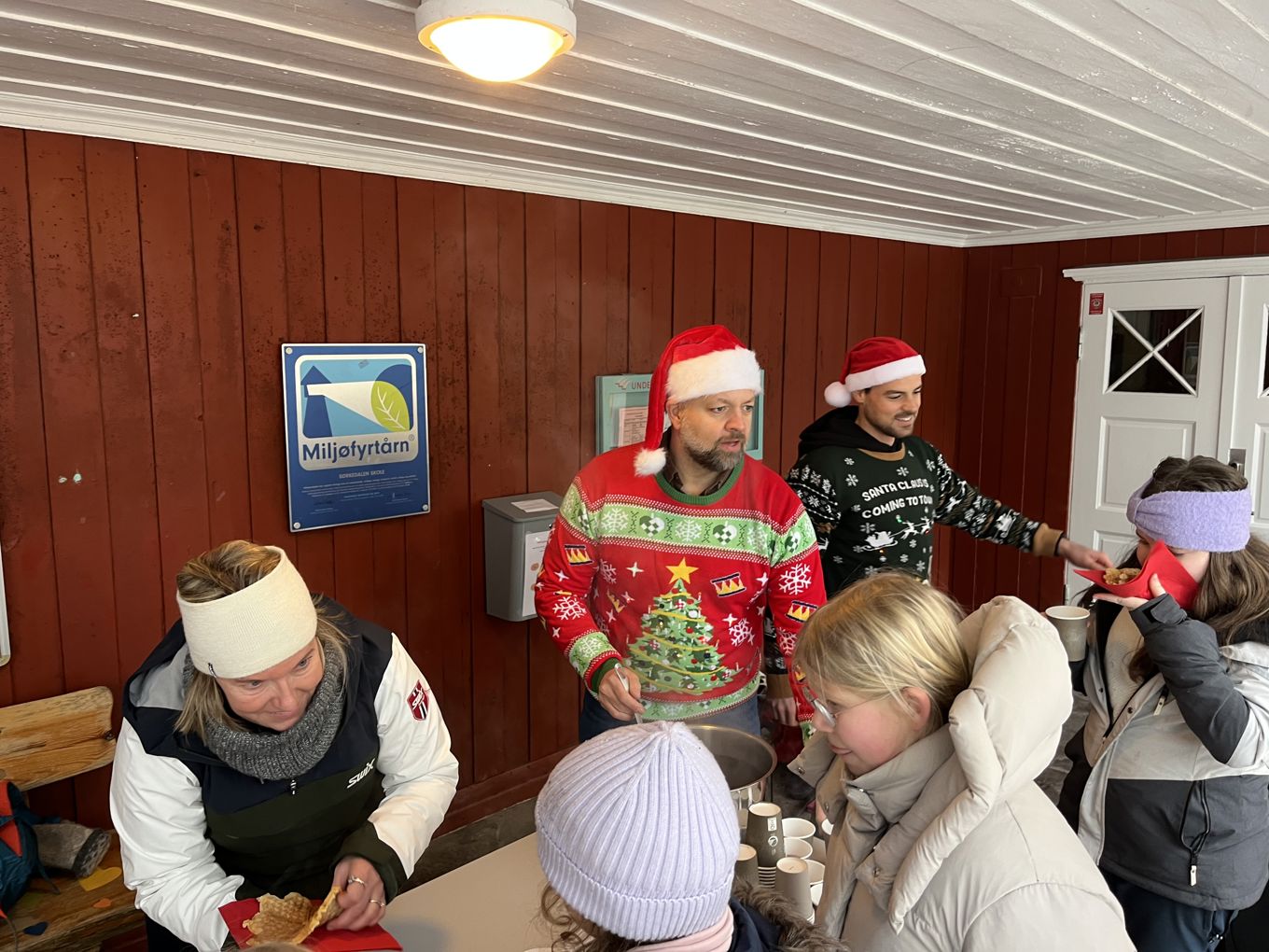 En gruppe mennesker i klær En gruppe mennesker i klær