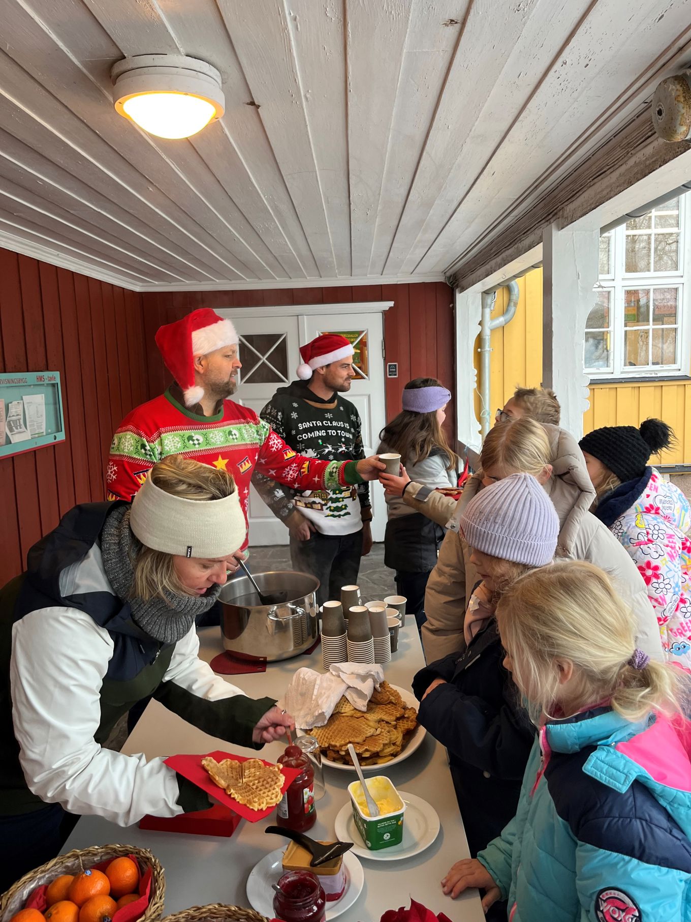 En gruppe mennesker i klær En gruppe mennesker i klær