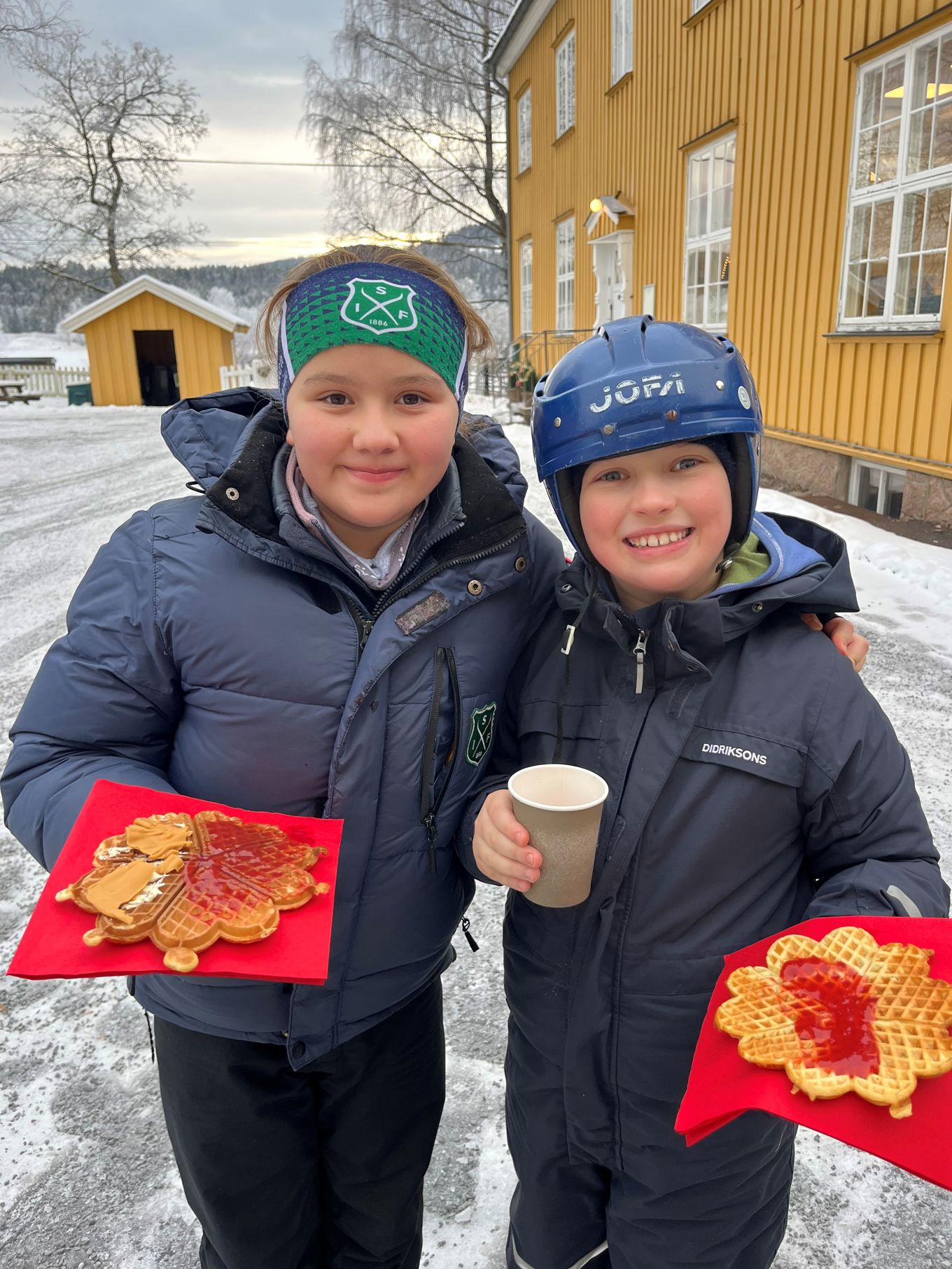 to barner som holder mat to barner som holder mat