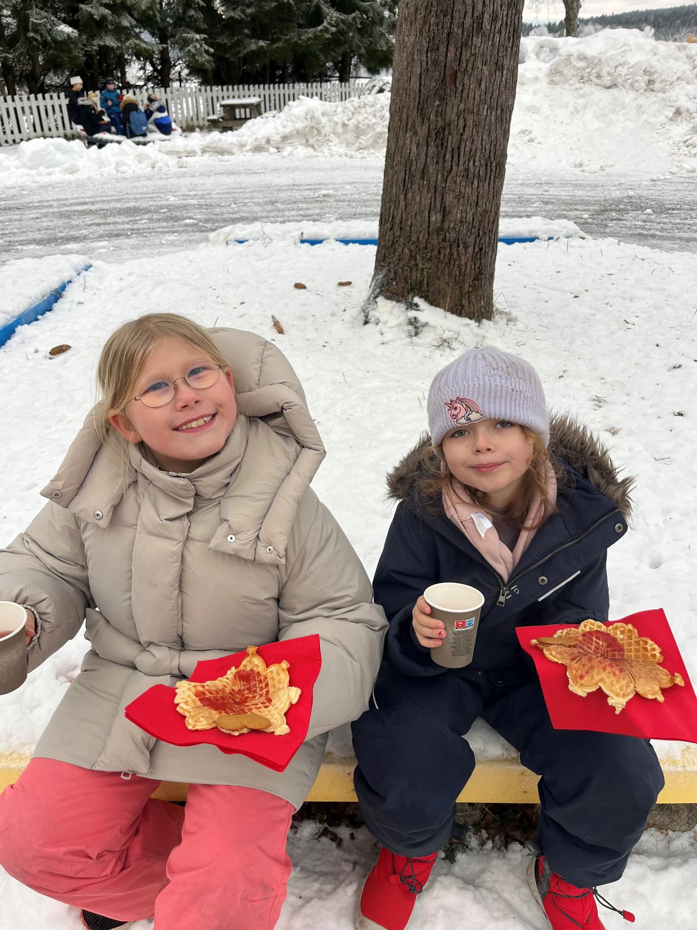 to barnr sitter på en benk to barnr sitter på en benk