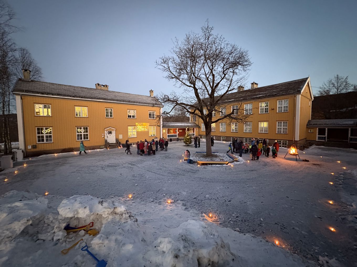 en gruppe mennesker i en frossen dam foran en bygning en gruppe mennesker i en frossen dam foran en bygning
