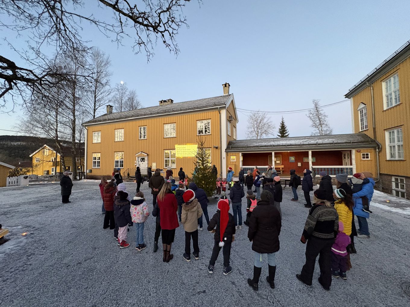 en gruppe mennesker utenfor en gruppe mennesker utenfor