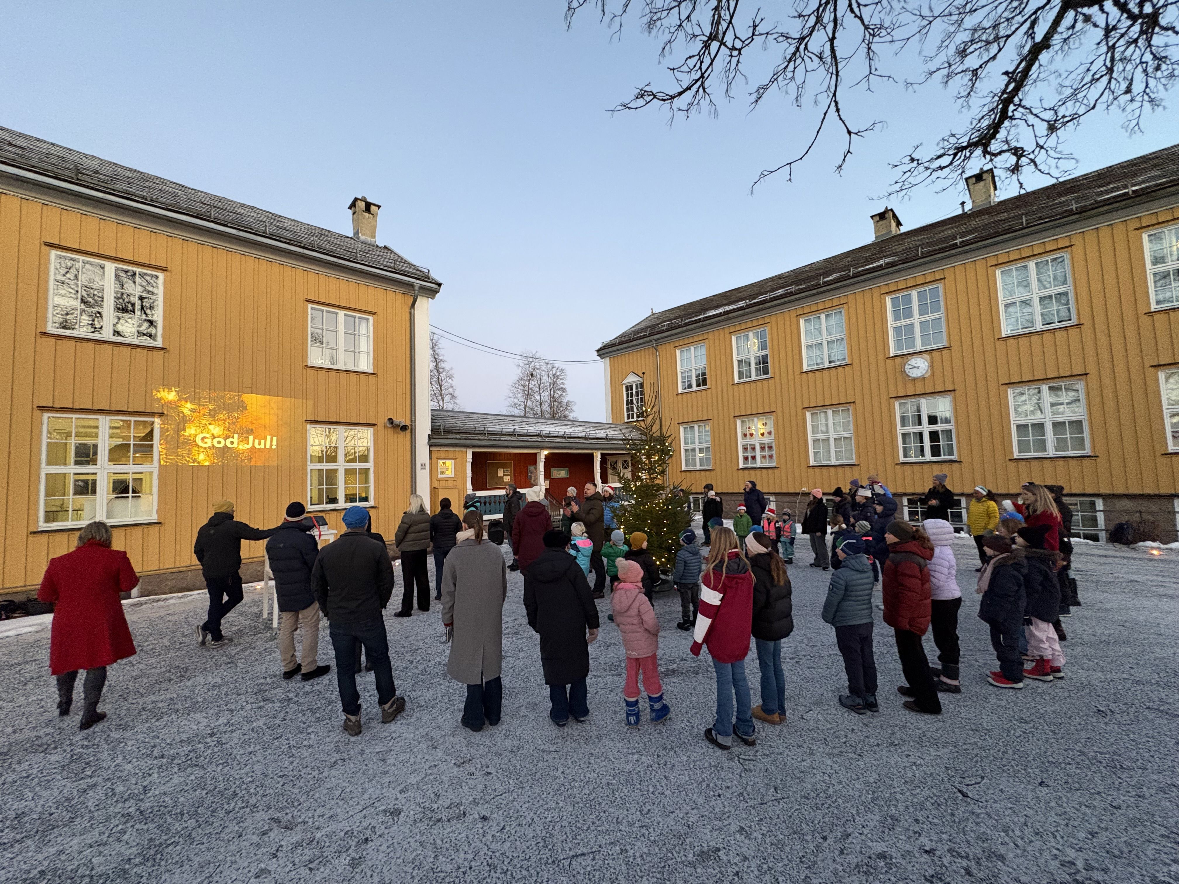 en gruppe mennesker som står utenfor en bygning