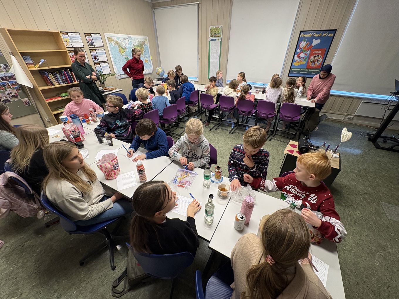 en gruppe mennesker som sitter rundt et bord en gruppe mennesker som sitter rundt et bord