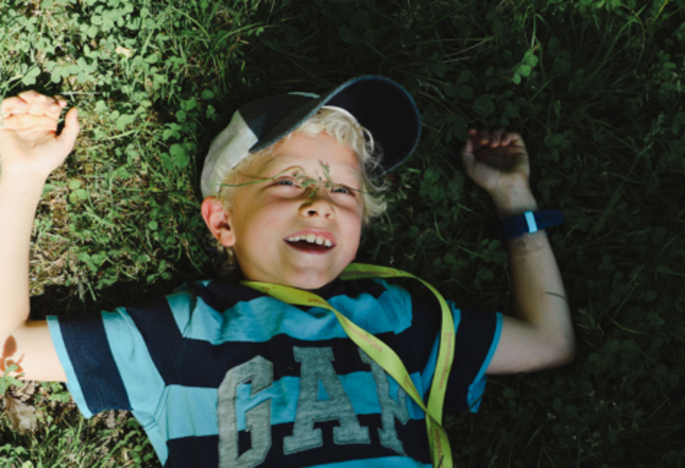 et barn med hatt og briller et barn med hatt og briller