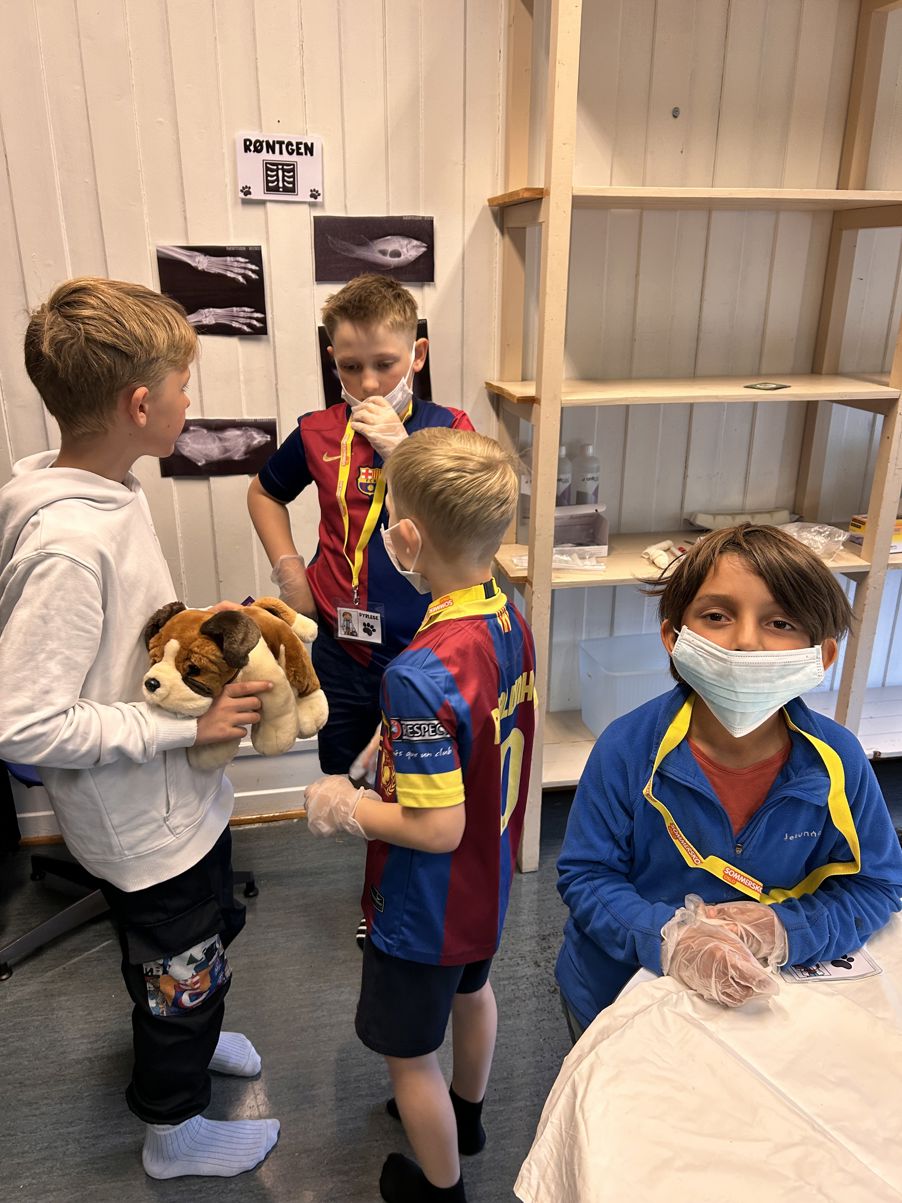 en gruppe barn i et rom