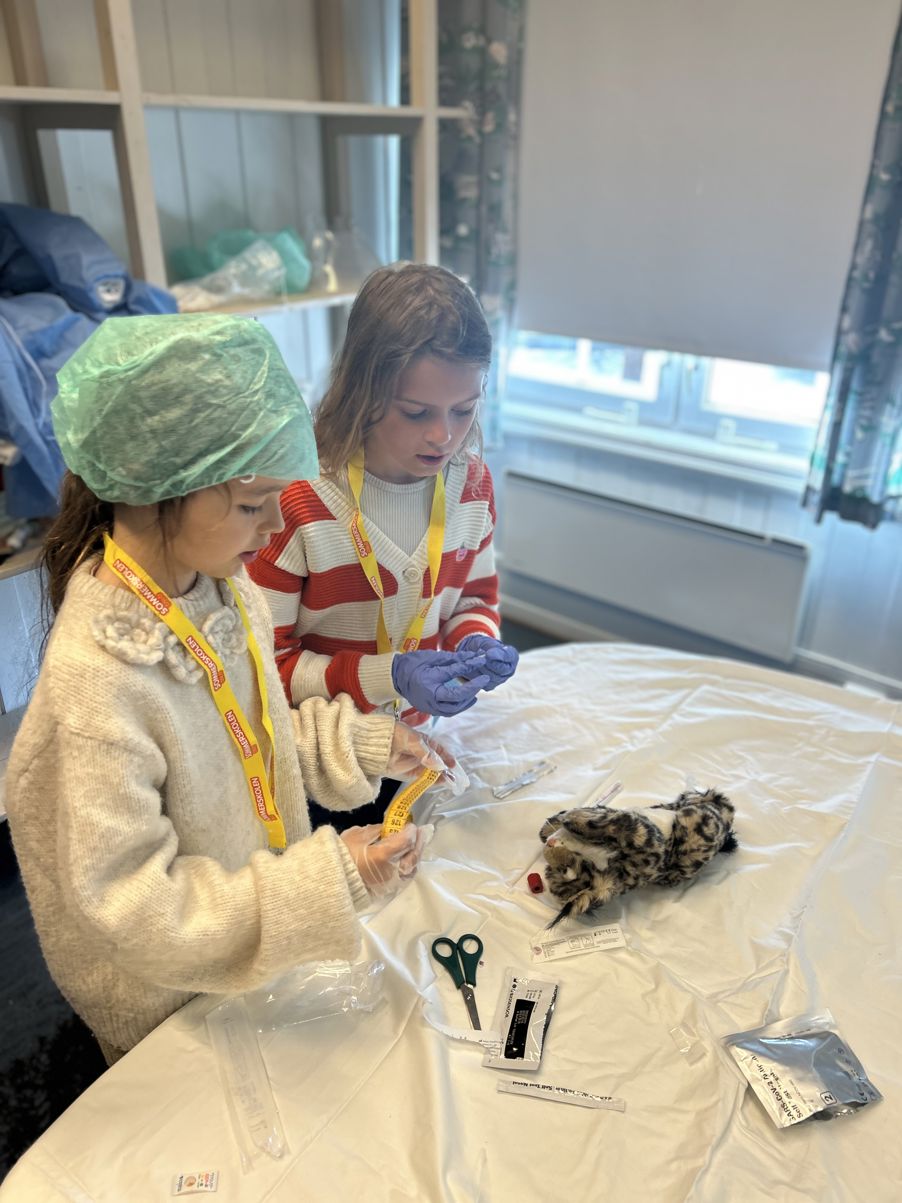 et par personr i laboratoriefrakker