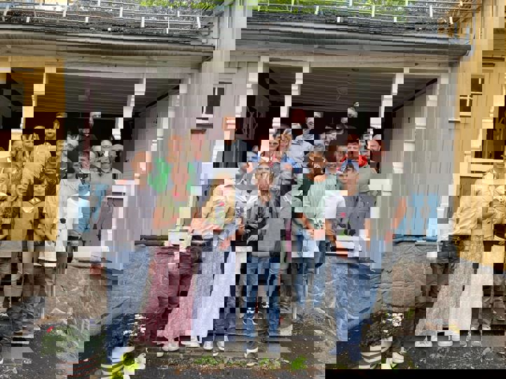 en gruppe mennesker som poserer for et bilde