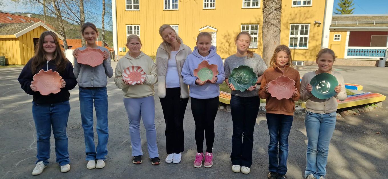 en gruppe mennesker som poserer for et bilde