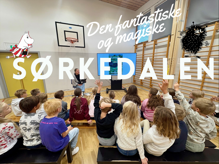 en person som henvender seg til en gruppe mennesker