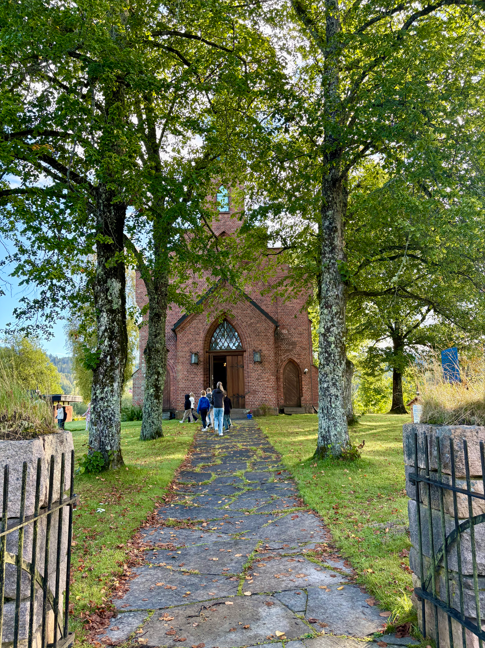 en murbygning med gangvei og trær rundt
