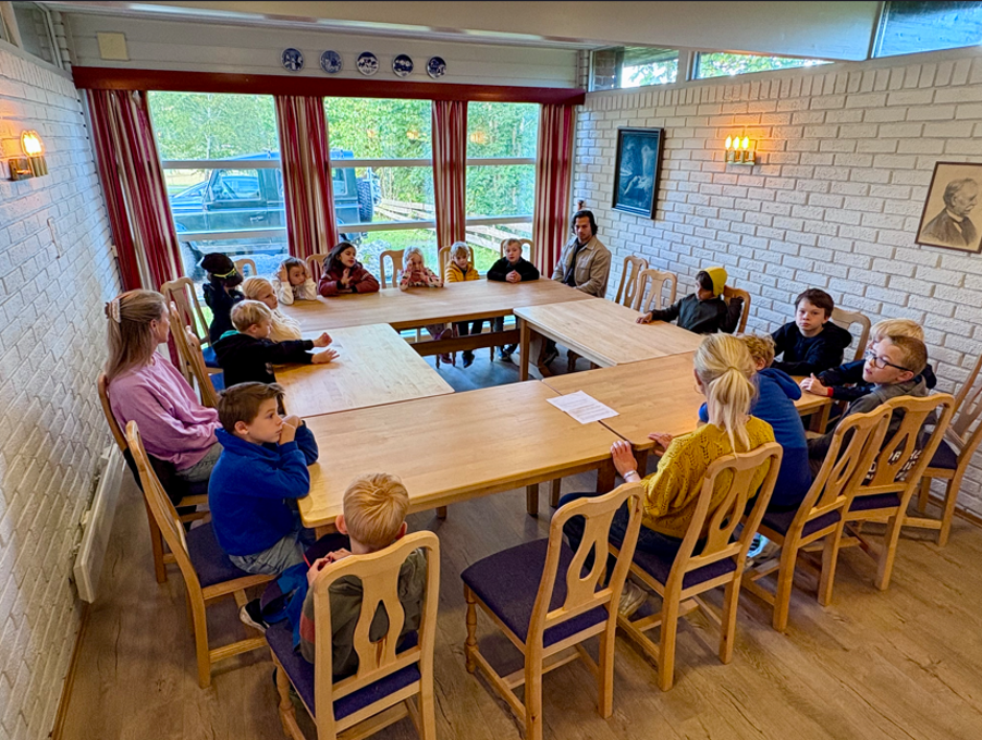 en gruppe mennesker som sitter rundt et bord