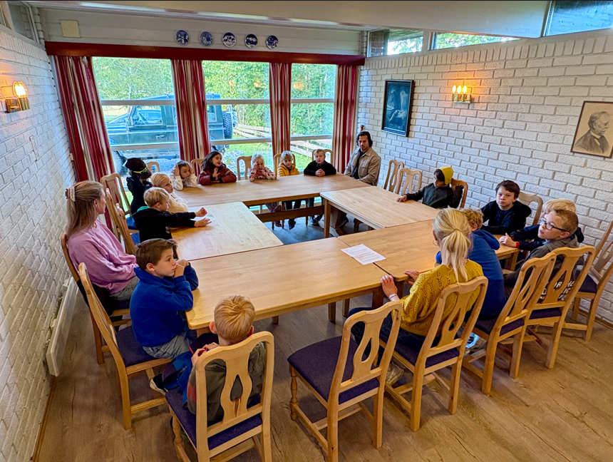 en gruppe mennesker som sitter rundt et bord