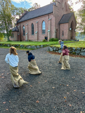en gruppe mennesker utenfor en kirke
