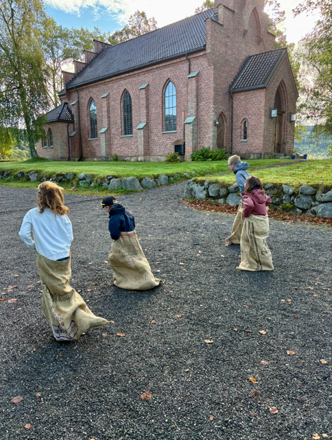 en gruppe mennesker utenfor en kirke