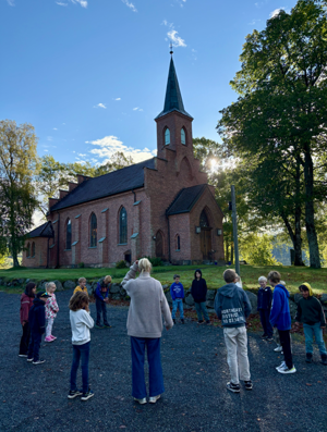 en gruppe mennesker utenfor en kirke
