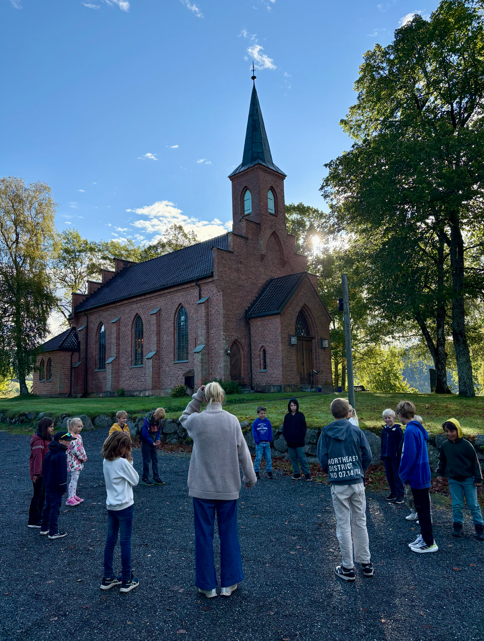 en gruppe mennesker utenfor en kirke