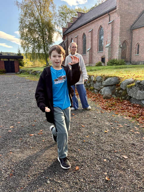 en gruppe mennesker som poserer for kameraet
