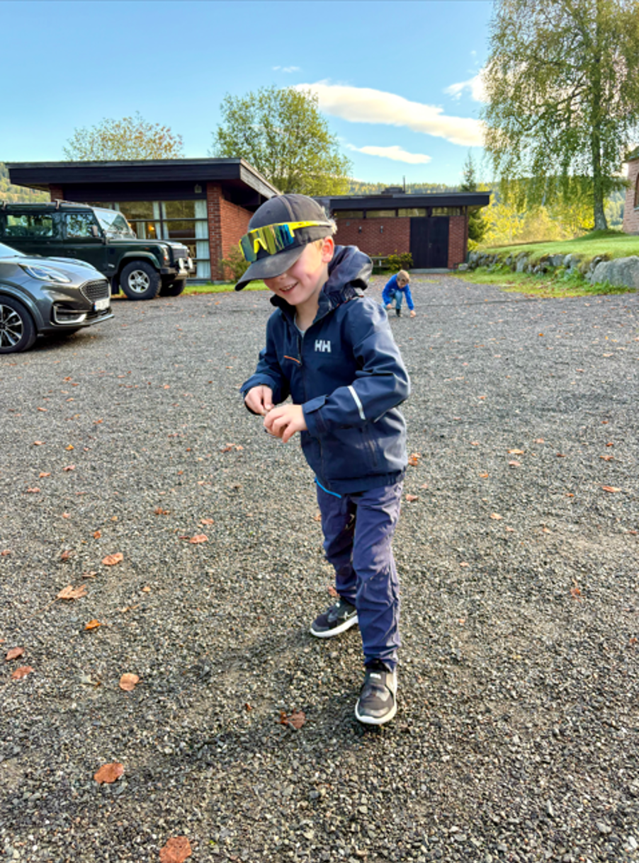 et barn med hatt og står utenfor