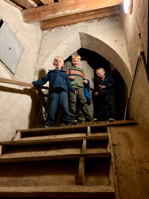 En gruppe barner på en trapp