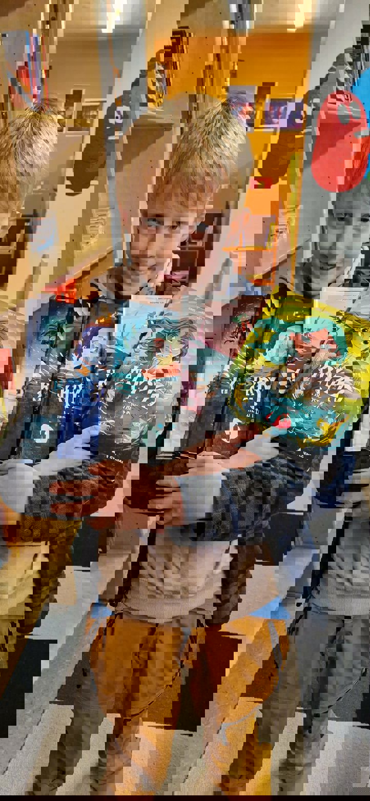 et barn som holder en bok