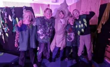 en gruppe mennesker som poserer for kameraet