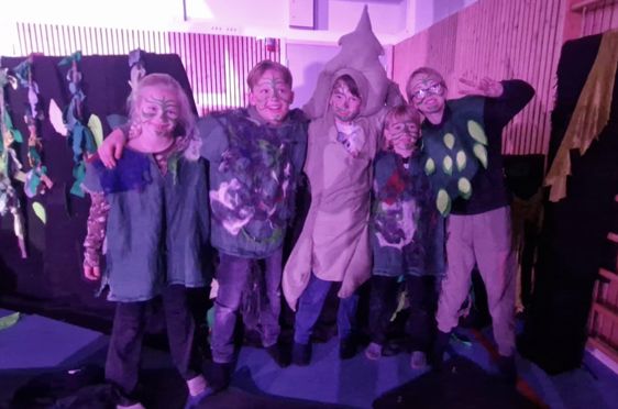 en gruppe mennesker som poserer for kameraet